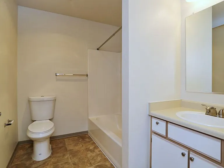 Sunrise Pointe Apartments — Photo 45