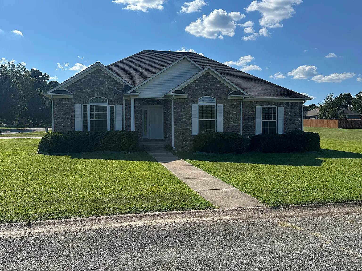 3 bed, 1980 sqft, $1,300 — Photo 1