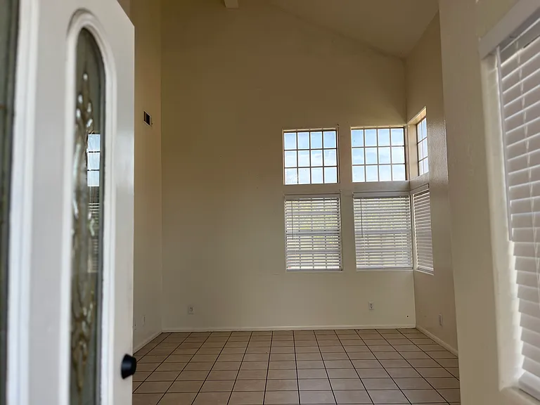 1233 Edinburg Ct — Photo 16