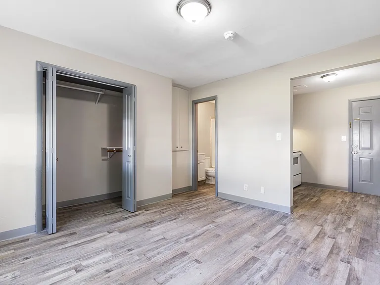 Saluki Apartments — Photo 6