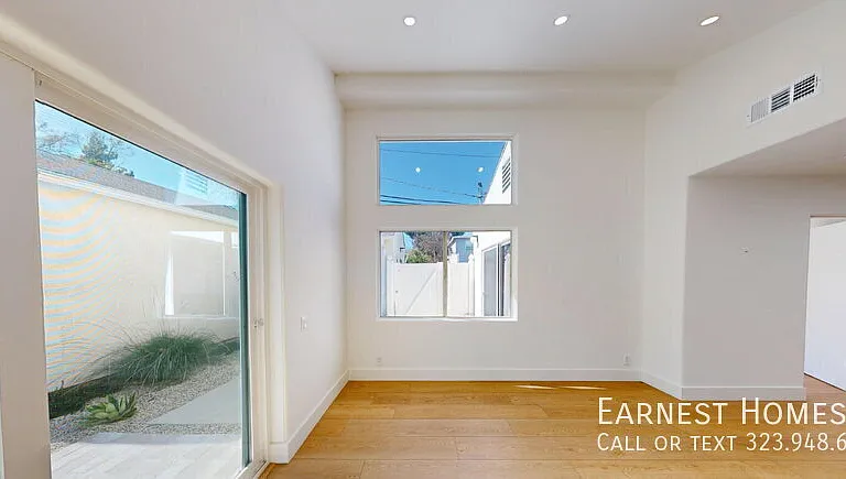 15242 Morrison St — Photo 5