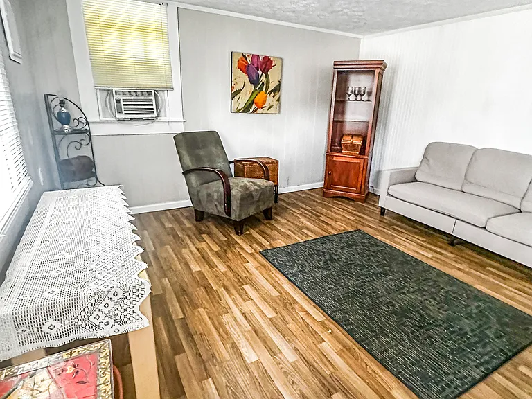 210 Thurston Ave #C — Photo 4