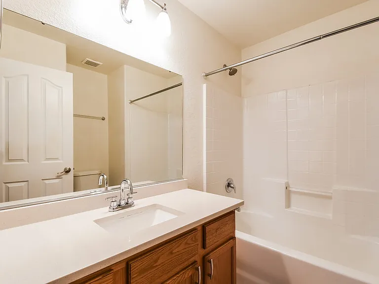 1427 E Vernoa St — Photo 15