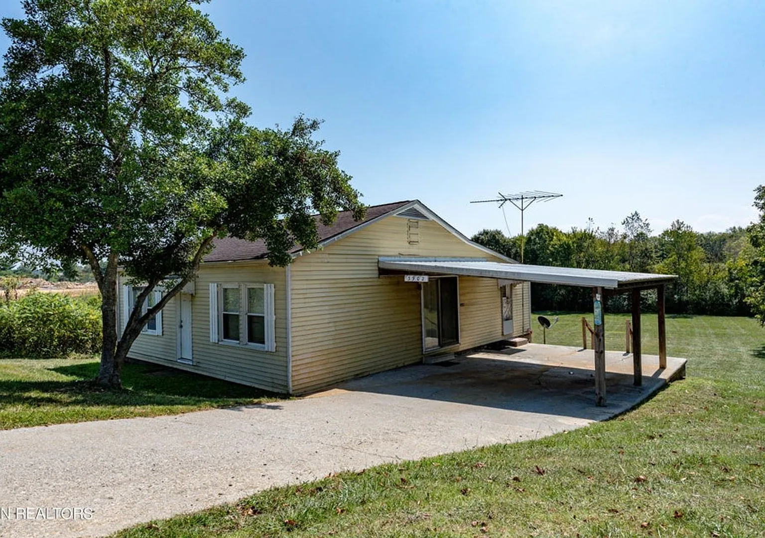 2 bed, 1.0 bath, 1131 sqft, $1,300 — Photo 2