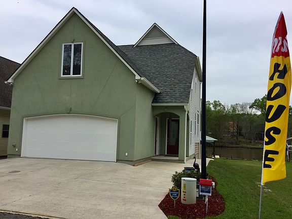 Oversized garage w full bath