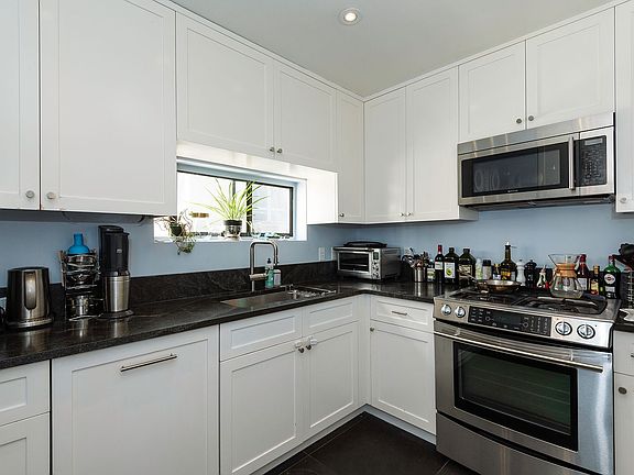 3rd image of 211 W 71st St APT 10A