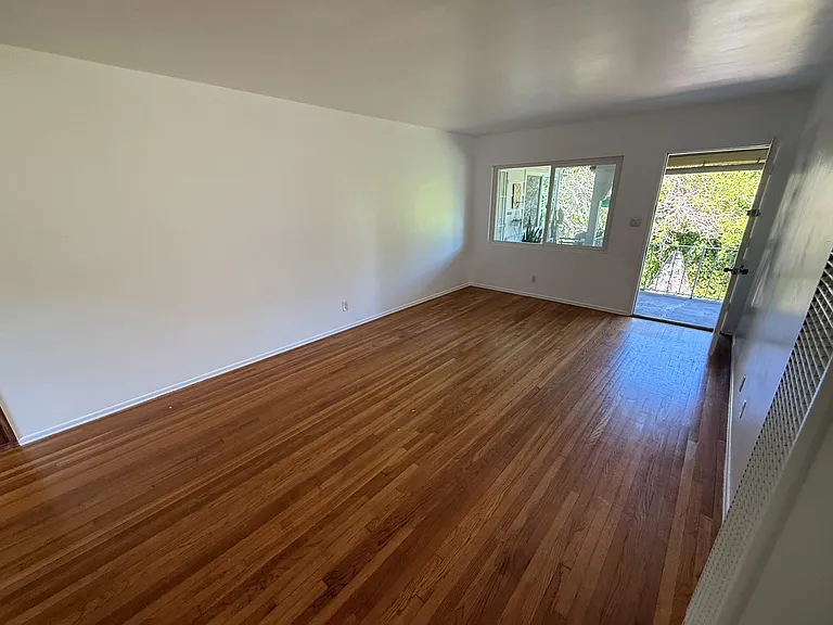 14956 Magnolia Blvd #4 — Photo 8