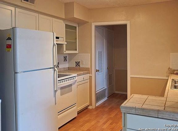 4th image of 113 W Silver Sands Dr