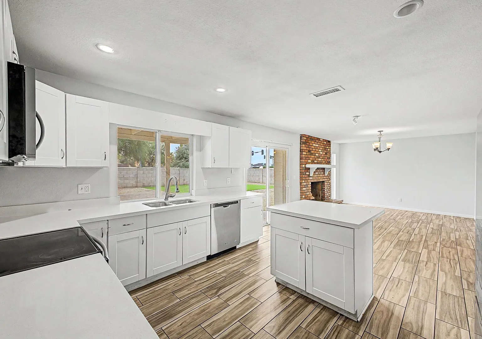 Move in ready 3BR/2BA Glendale Home with 2 car garage & backyard mini golf — Photo 3