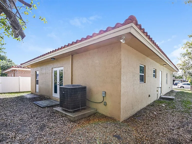 2835 NW 14th St — Photo 15