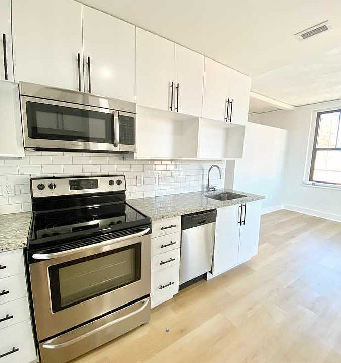 1st image of 933 McGee St #526
