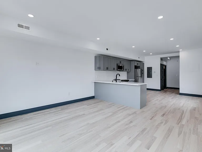 555 N Lawrence St — Photo 8