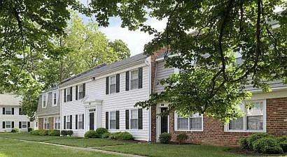Colonial Apartments — Photo 25