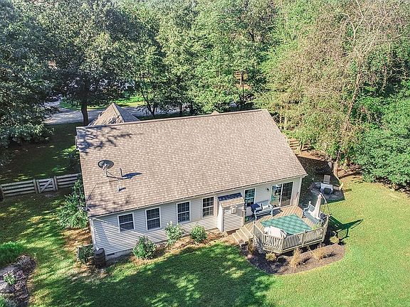 3rd image of 109 Pine Cove Ln