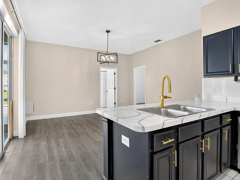 121 Aurelia Ct — Photo 11