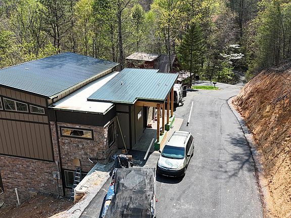 2nd image of 522 Ogle Dr
