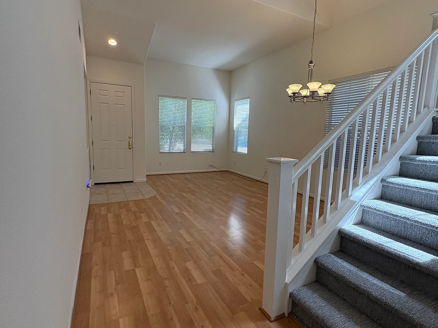 3 bed, 1916 sqft, $4,985 — Photo 3