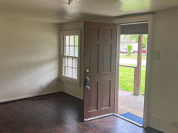 3rd image of 1501 Belcher St