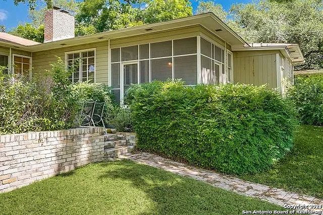 2 bed, 2.0 bath, 2054 sqft, $2,350 — Photo 2