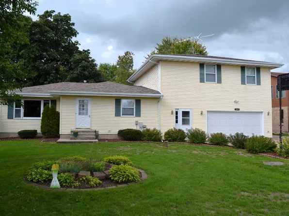 1249 Leonard Point Rd, Oshkosh, WI 54904