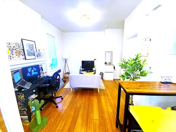 3rd image of 3021 Lawrence St #R3