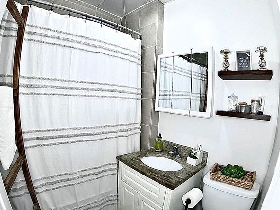 3rd image of 19 Van Nostrand Ave #2