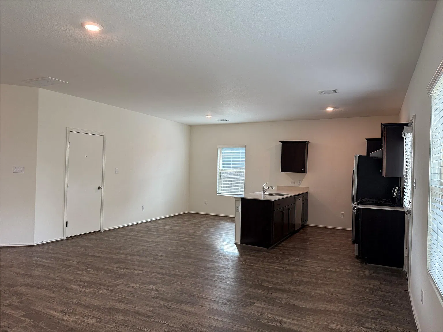 4 bed, 2.5 bath, 1687 sqft, $2,299 — Photo 3