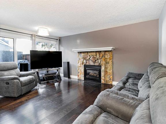 3rd image of 77 E Glamis Grn SW #175