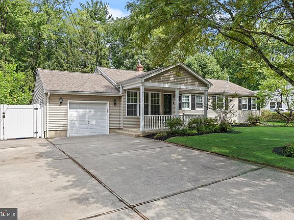 2nd image of 623 Devon Rd