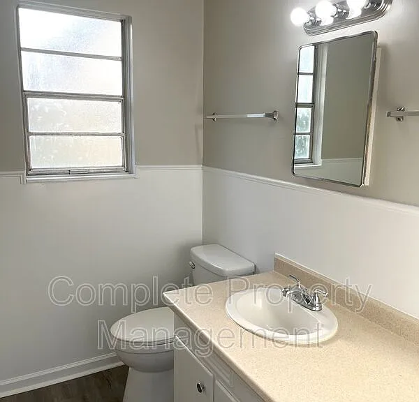 1108 Hall St — Photo 11