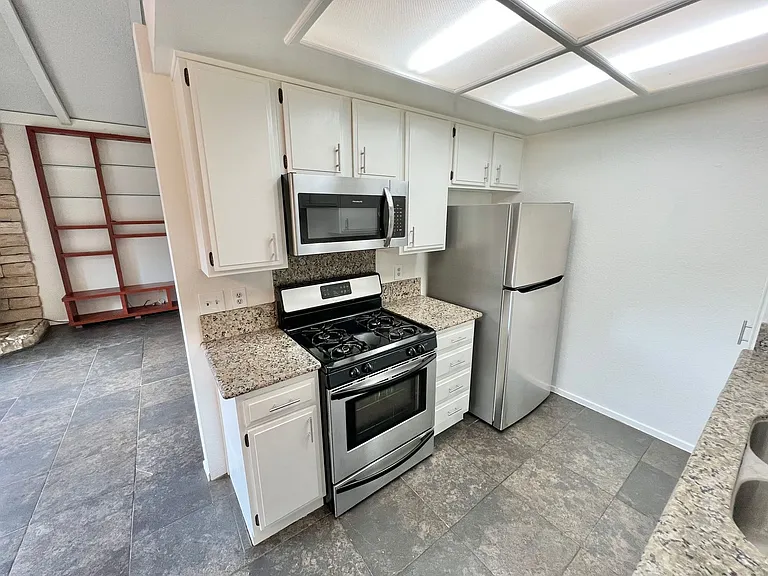 1045 E 3rd St #3 — Photo 7