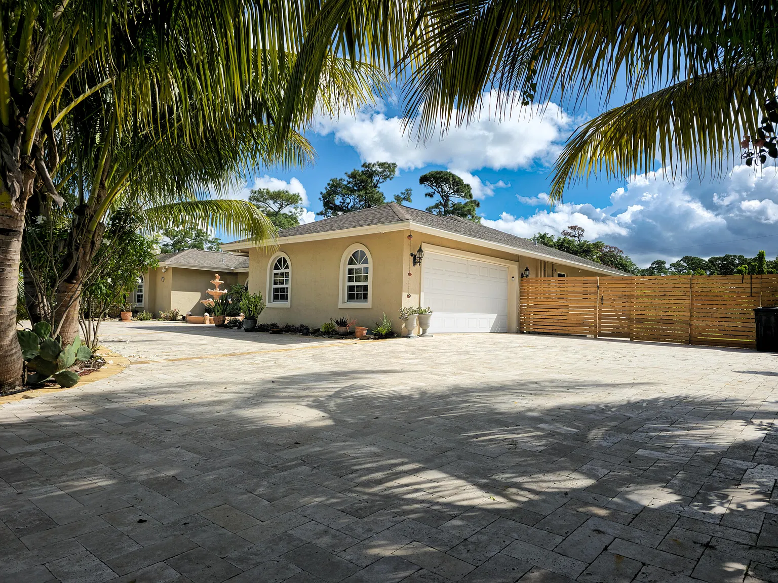 4 bed, 2.0 bath, 2292 sqft, $4,000 — Photo 1