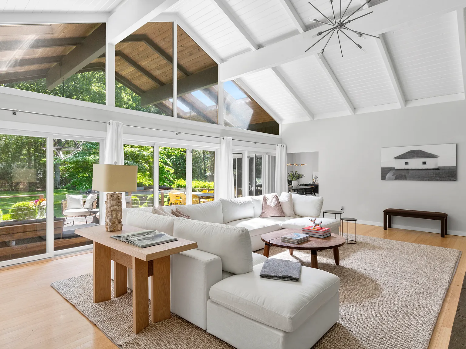 Designer East Hampton Retreat w/ Pool, Spa, and Gym on to 2ac — Photo 3