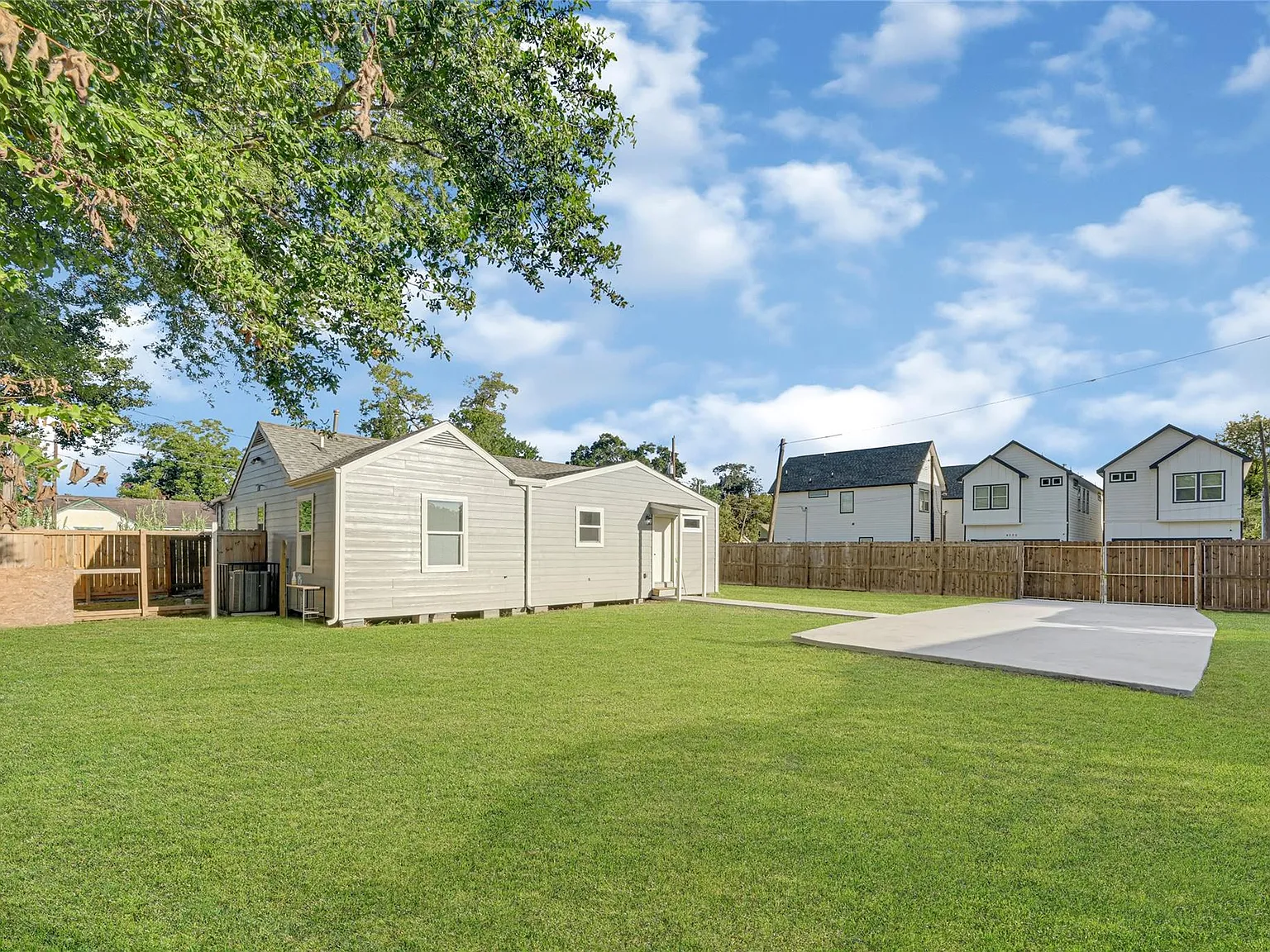 3 bed, 1.0 bath, 1164 sqft, $2,300 — Photo 3