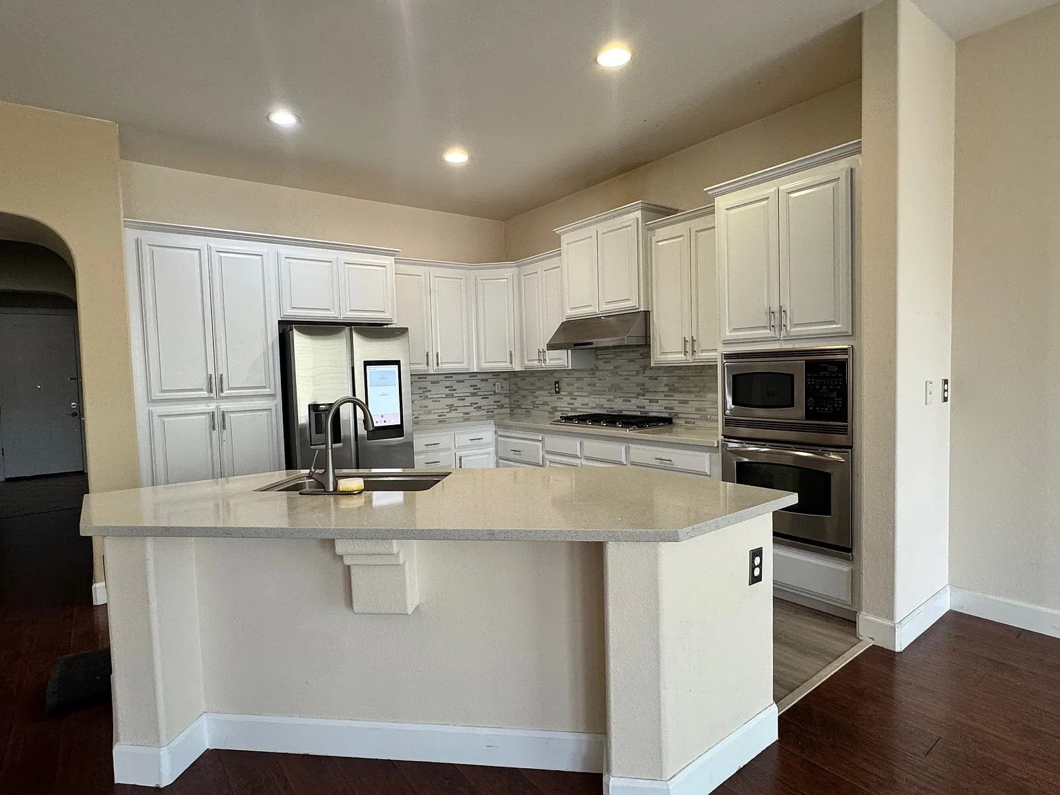 3 bed, 2086 sqft, $3,200 — Photo 1
