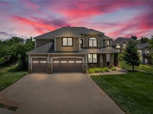 2204 SE Pine Gate Cir, Blue Springs, MO 64015