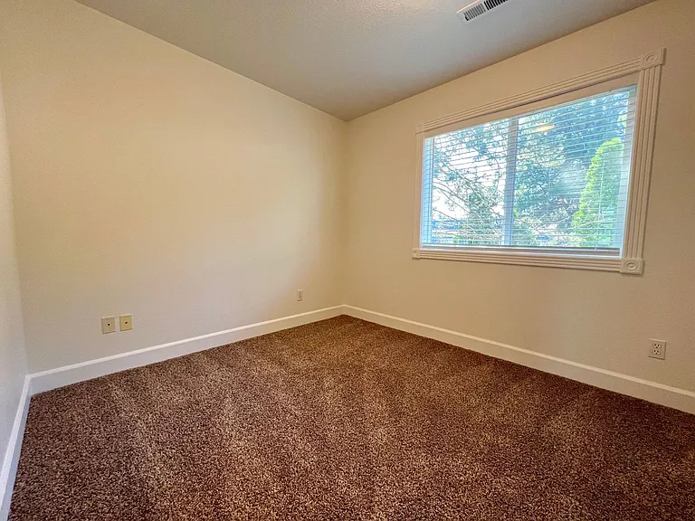 16733 NE Halsey St — Photo 18