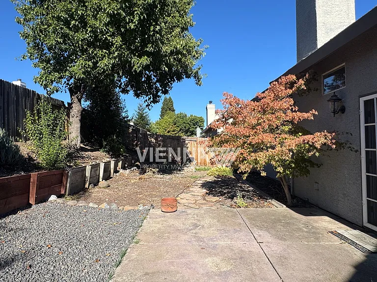 2736 Genesee Dr — Photo 23