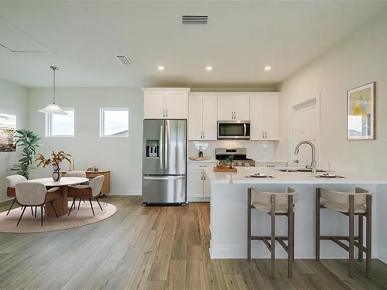 7910 Lake Flores Ave — Photo 3