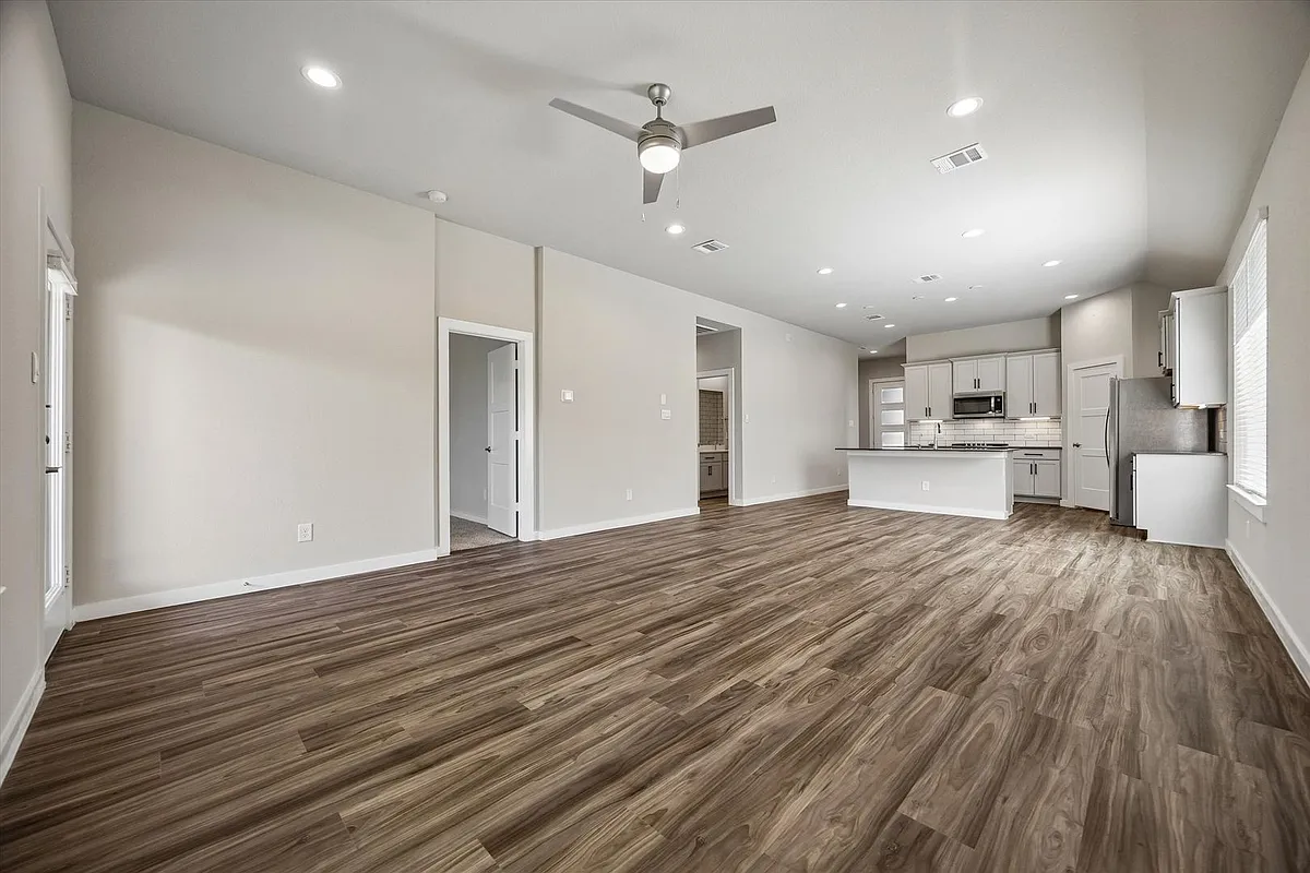 Building Photo - 22843 Castello Lakes Dr