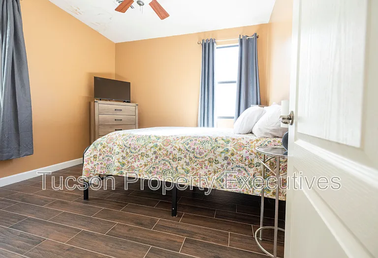 123 E Castlefield Cir — Photo 16