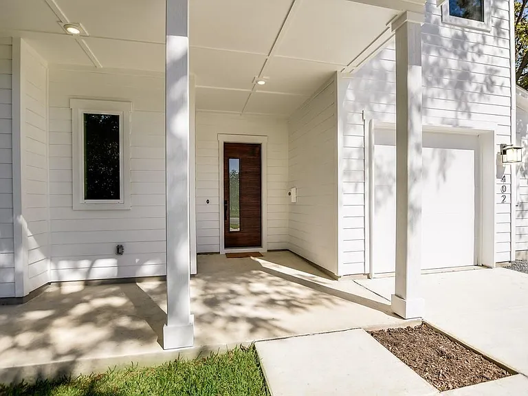 402 Zennia St — Photo 2