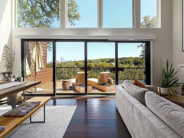 Floor to ceiling windows that captures a million dollar view of downtown!