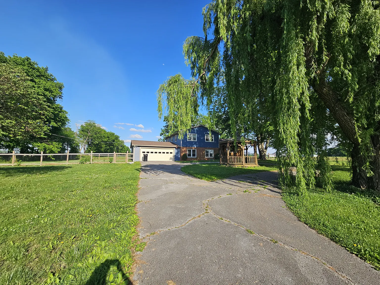 4 bed, 2.5 bath, 2817 sqft, $2,400 — Photo 2