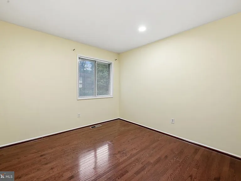 8811 Burbank Rd — Photo 29