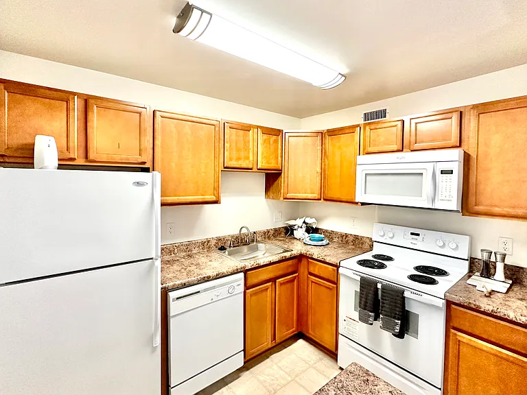 Windsor Lake Apartments — Photo 35