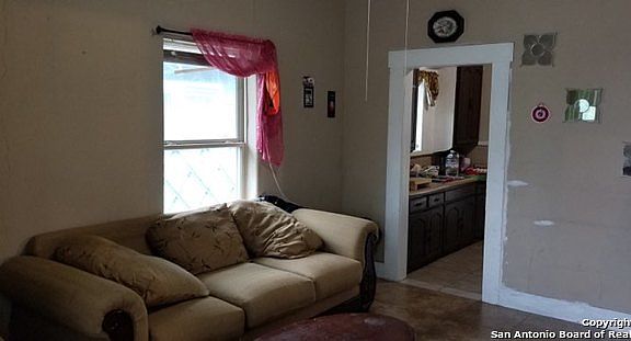 4th image of 815 Iowa St