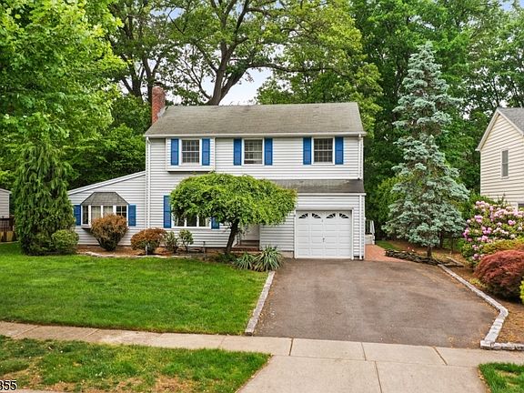3rd image of 557 Monroe Ct