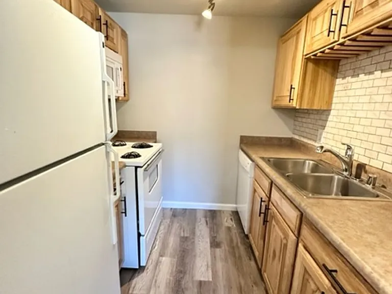 421 - 425 E Fountain Pl — Photo 7