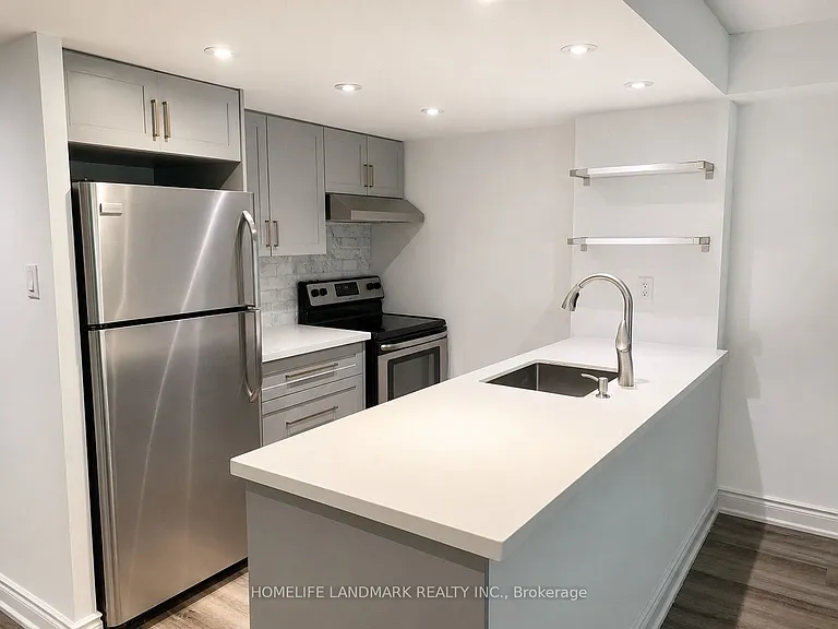 705 King St W #412 — Photo 2